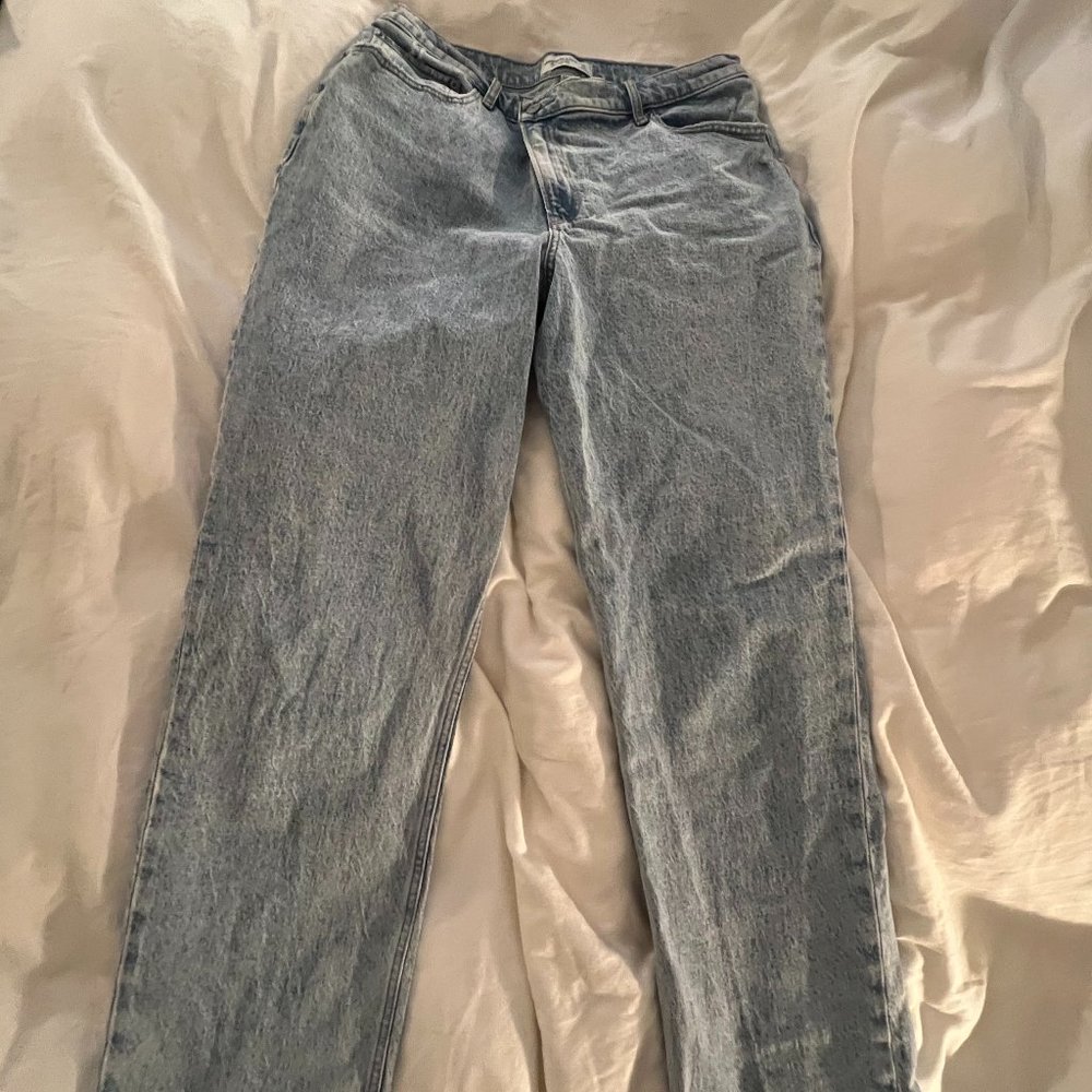 Abercrombie Ultra High Rise 90s Straight Jean (Medium Wash, Long)